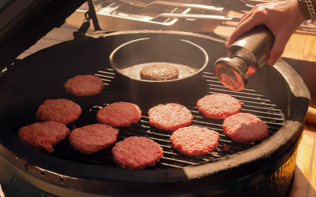 Angus beef burgers op de Big Green Egg grill tijdens foodtruck catering De Burgerbus