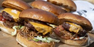 foodtruck burgers bereiden op Big Green Egg workshop De Burgerbus