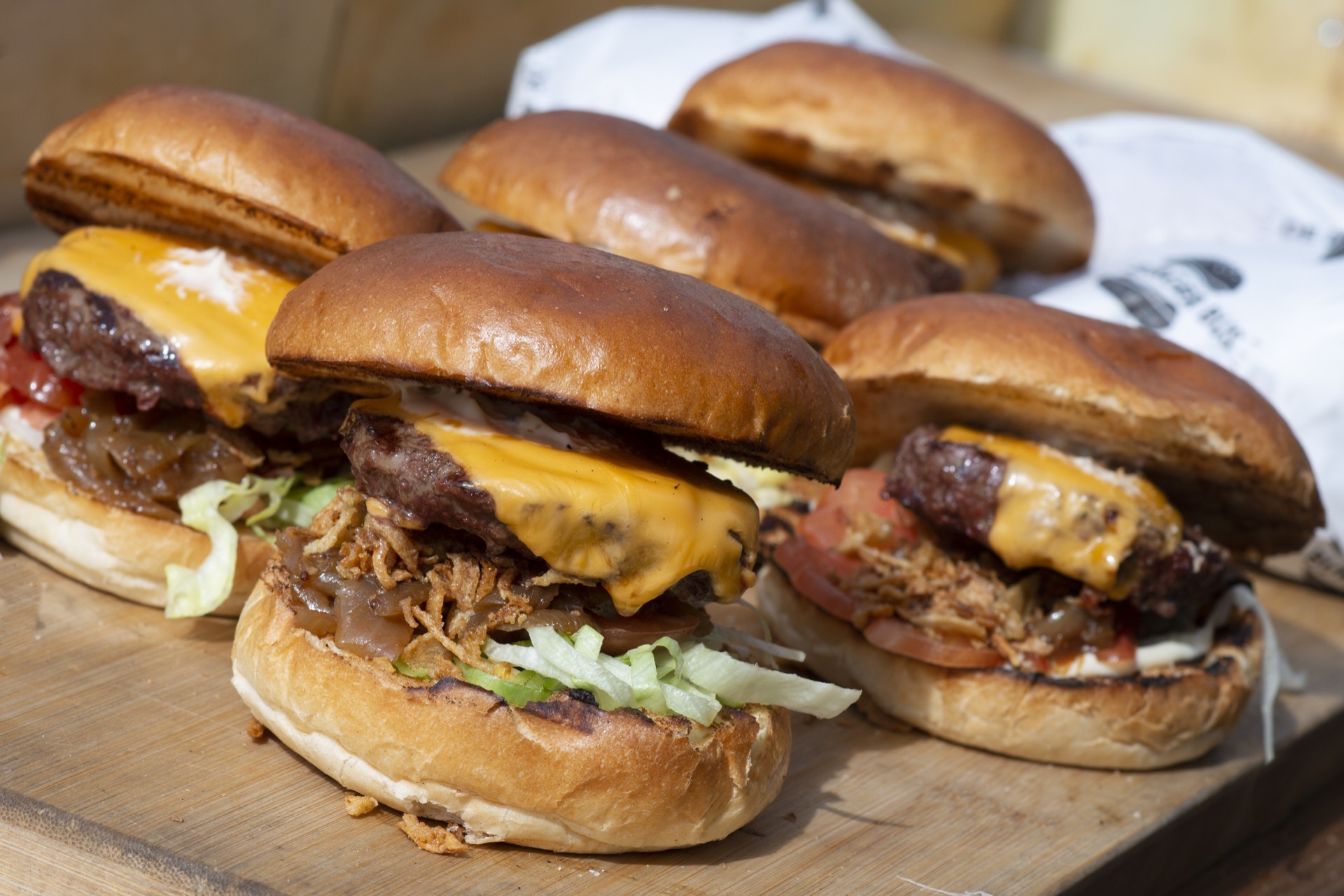 foodtruck burgers bereiden op Big Green Egg workshop De Burgerbus