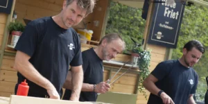 Team van De Burgerbus aan het werk bij de foodtruck