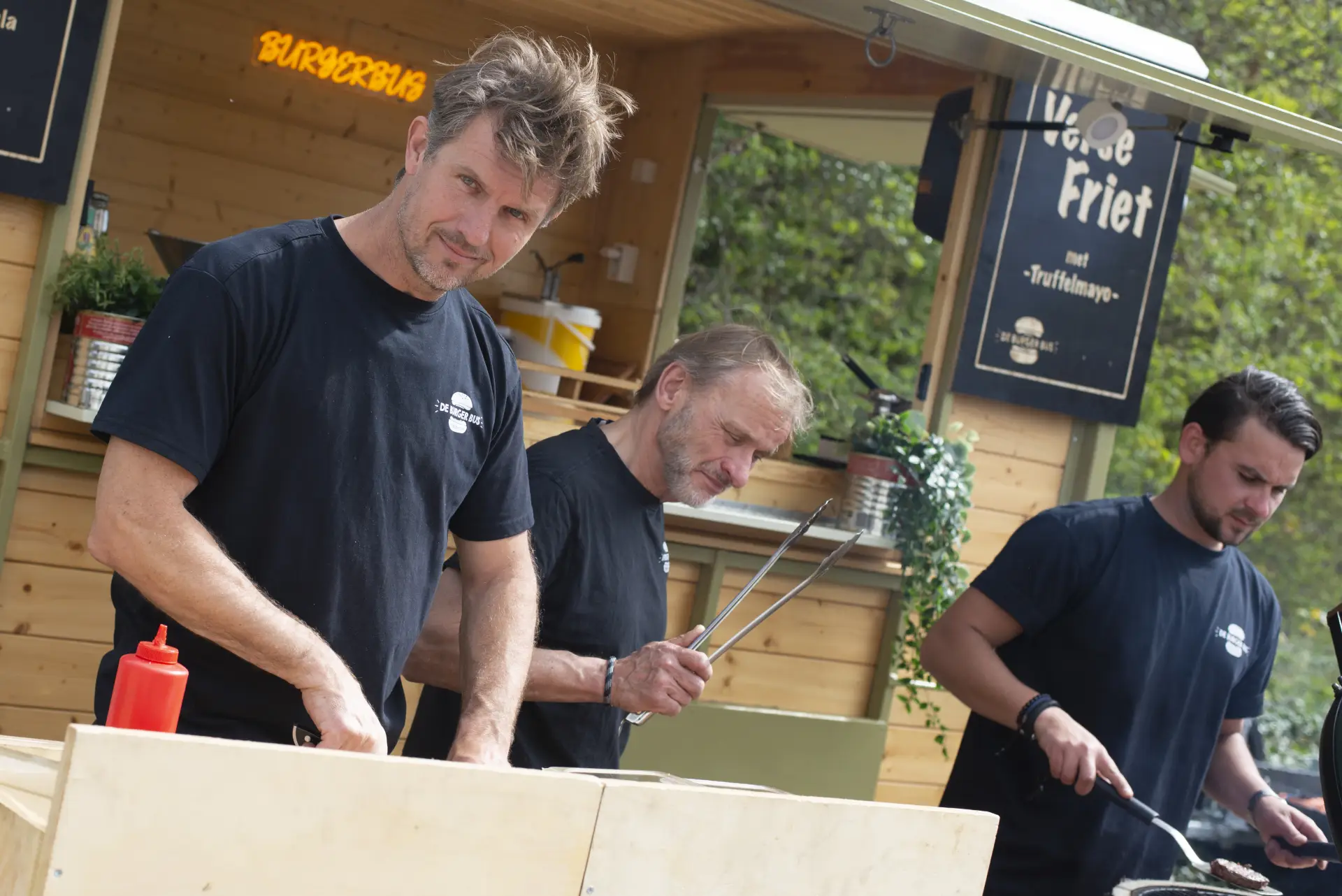 Team van De Burgerbus aan het werk bij de foodtruck