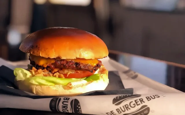 Ambachtelijke verse hamburger van foodtruck De Burgerbus