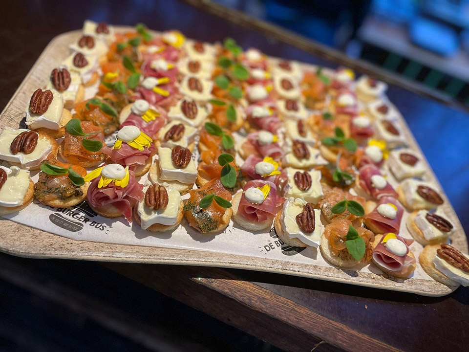 De Burgerbus foodtruck tijdens een borrel